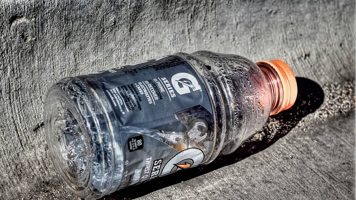 Po „přirostlém“ víčku přichází další novinka: Od února už lahev nesmíte zmáčknout, jinak přijdete o peníze