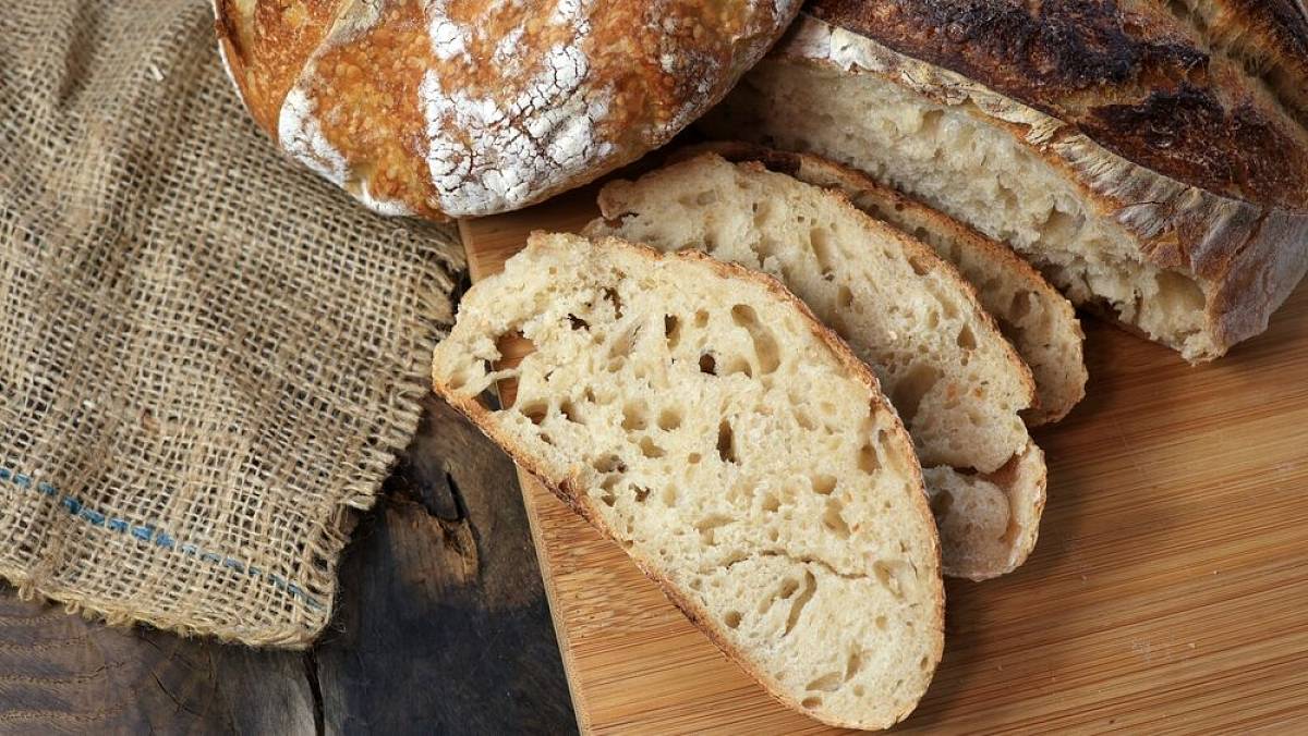 Kolik krajíců chleba může člověk sníst za den, aby to bylo ještě zdravé? Odborníci určili číslo