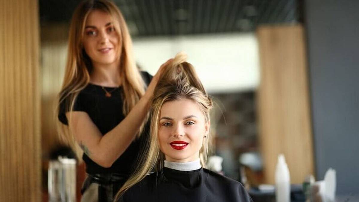 Kolik si vydělá kadeřnice na maloměstě za měsíc i s dýšky? Až to číslo uvidíte, spadne vám brada