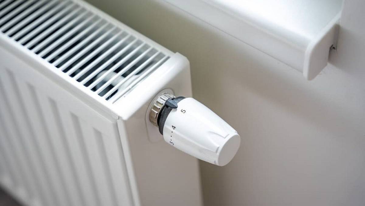 Elektrikáři dělají s radiátory v říjnu jednoduchou věc. Sníží tak účty za topení v průběhu celé zimy