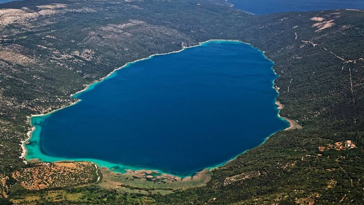 Zvláštní poklad Chorvatska: Jezero, ke kterému se nesmí přiblížit a z hlubin zní zvony