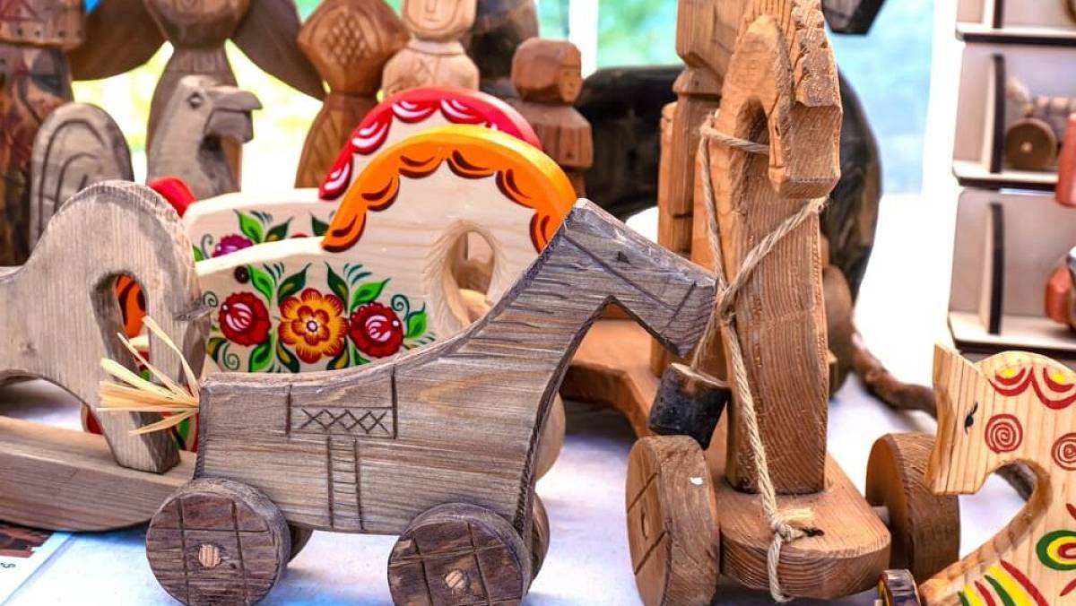 Retro dřevěné hračky vzrůstají na ceně. Tato podivná československá mašinka se dnes prodává za 80 000 Kč