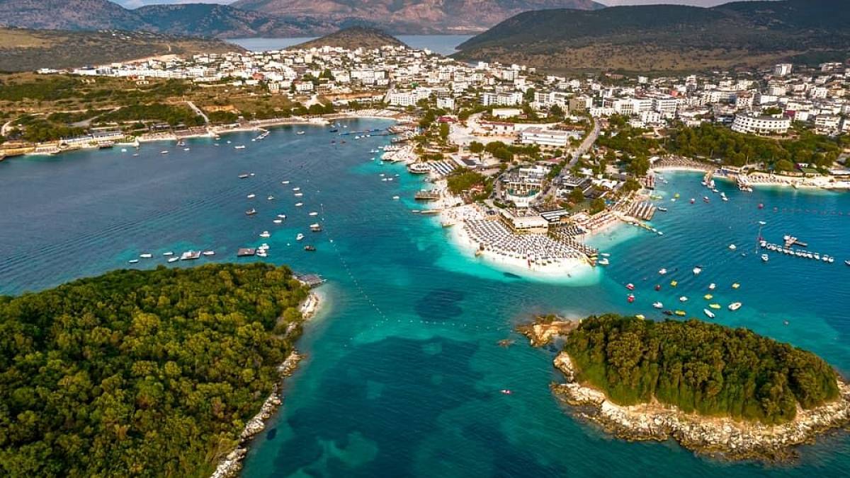 Pláže jako v Karibiku a ceny poloviční. Češi se z Chorvatska na léto 2026 přesouvají o kousek vedle