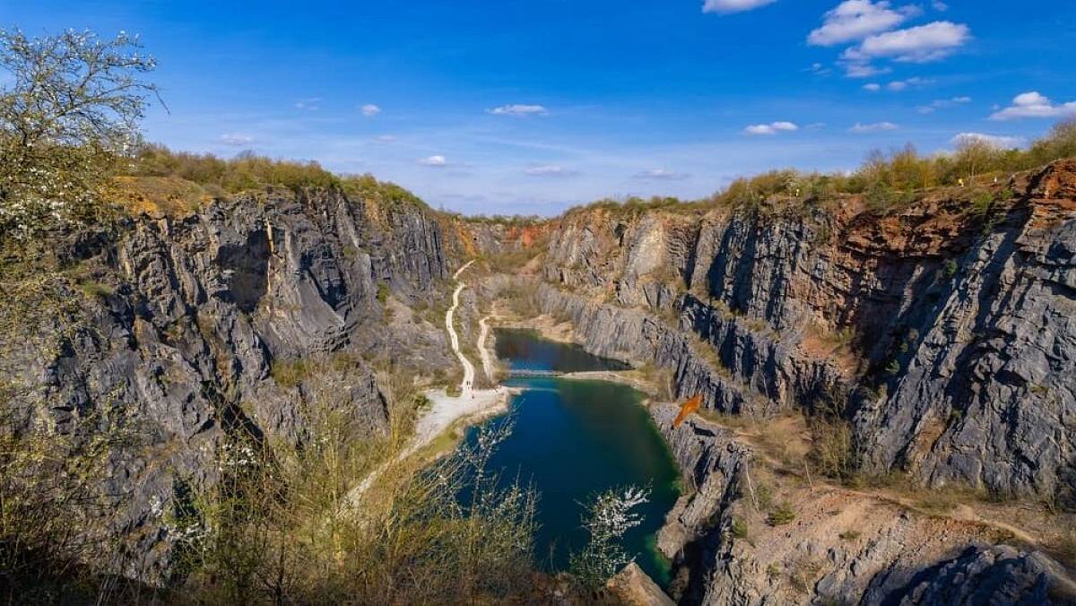 Tohle místo v Česku vypadá jako z jiné planety. Vstup je přísně zakázán, ale stejně sem na jaře proudí davy