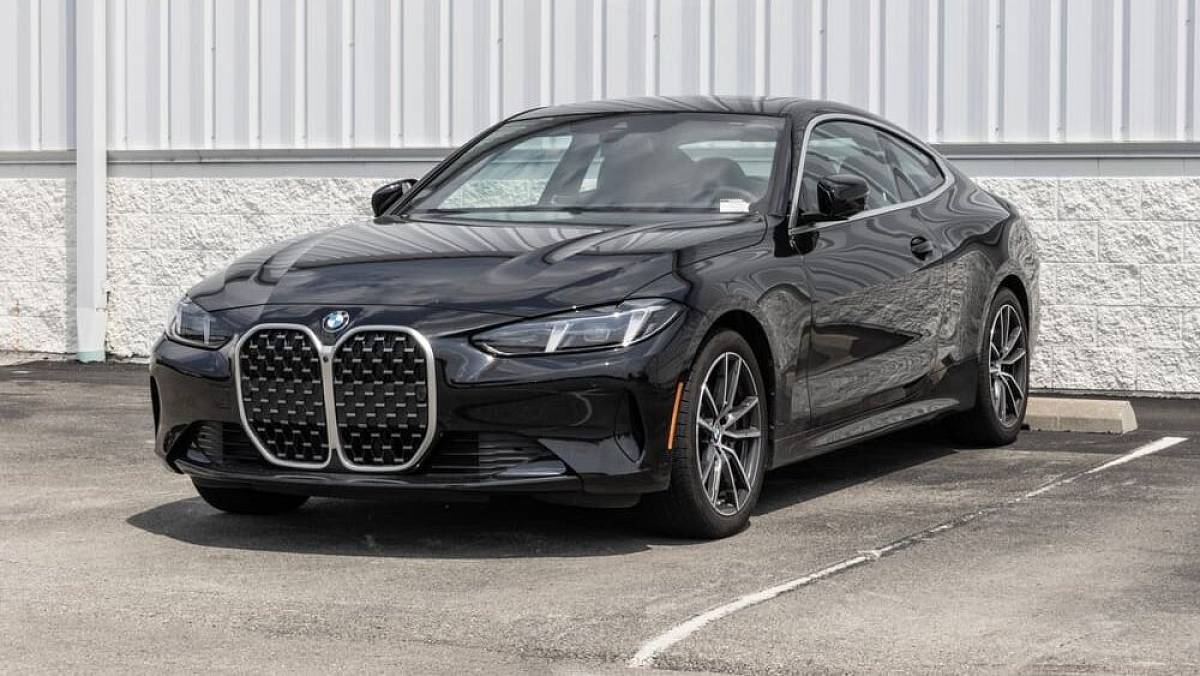 Své drahé BMW zaparkoval přes dvě parkovací místa. Obec mu dala tak za vyučenou, že na to do smrti nezapomene