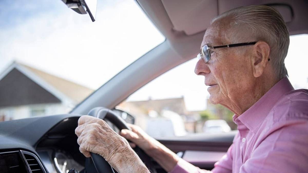 Některé země EU plánují odebrat řidičům nad 75 let řidičské průkazy