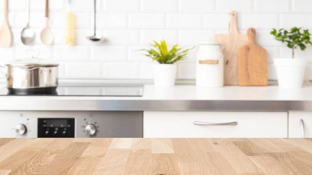 Keramické obklady mizí z moderních kuchyní. Vrací se starý materiál, který vypadá nádherně