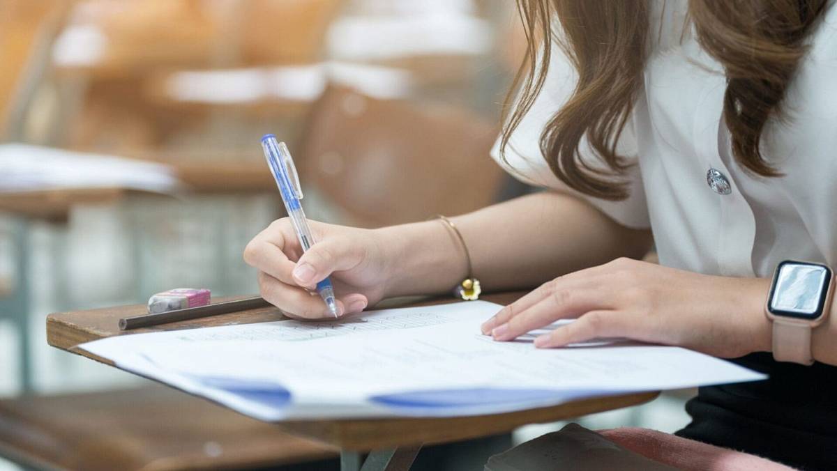 KVÍZ: Maturita z češtiny vás kdysi stála nervy - tenhle kvíz ukáže, jestli byste ji dnes zvládli s klidnou hlavou