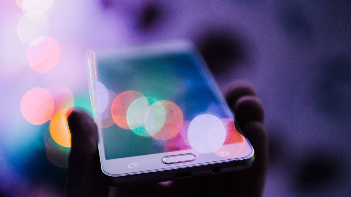 Čistíte si displej mobilu tričkem? Ukážeme vám, proč je to nejrychlejší cesta do servisu