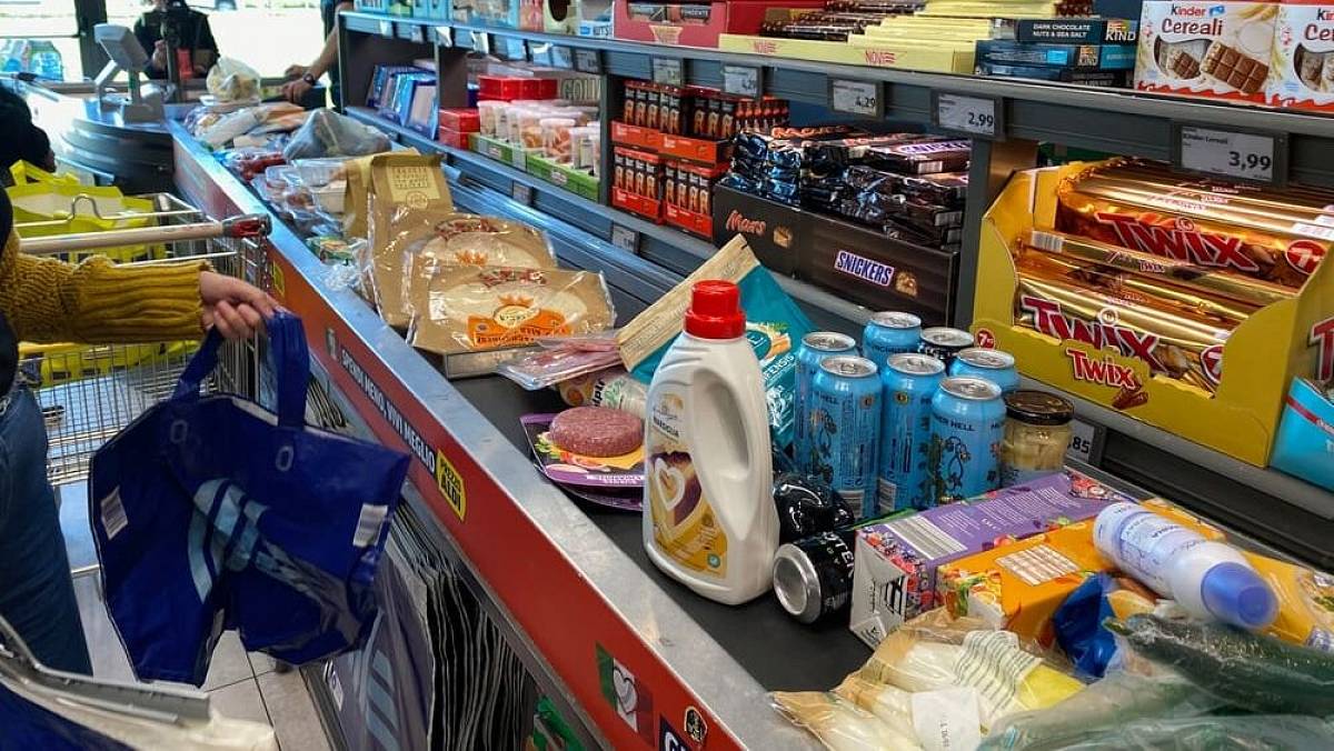 Otravné vyskládávání zboží na pás končí. Kaufland zavádí chytré vozíky, které všechno změní