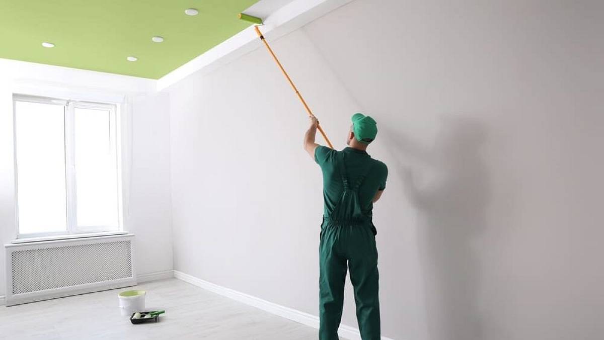 Kolik bere malíř pokojů v Praze za vymalování 1 m²? Až to zjistíte, půjdete to dělat také