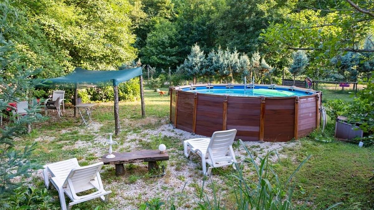 Bazény jsou minulostí. Geniální vychytávka se vejde do maličké zahrady a zajistí celoroční koupání