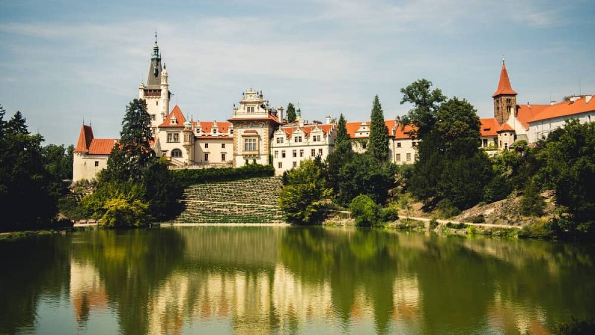 Nejkrásnější místo na jarní výlet se nachází 30 minut od Prahy. Dá se k němu dostat pohodlně MHD