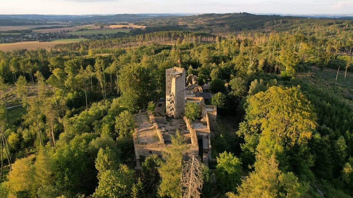 Kam se hrabe Karlštejn. Nejkrásnější hrad leží kousek od D1, ale většina Čechů o něm neví