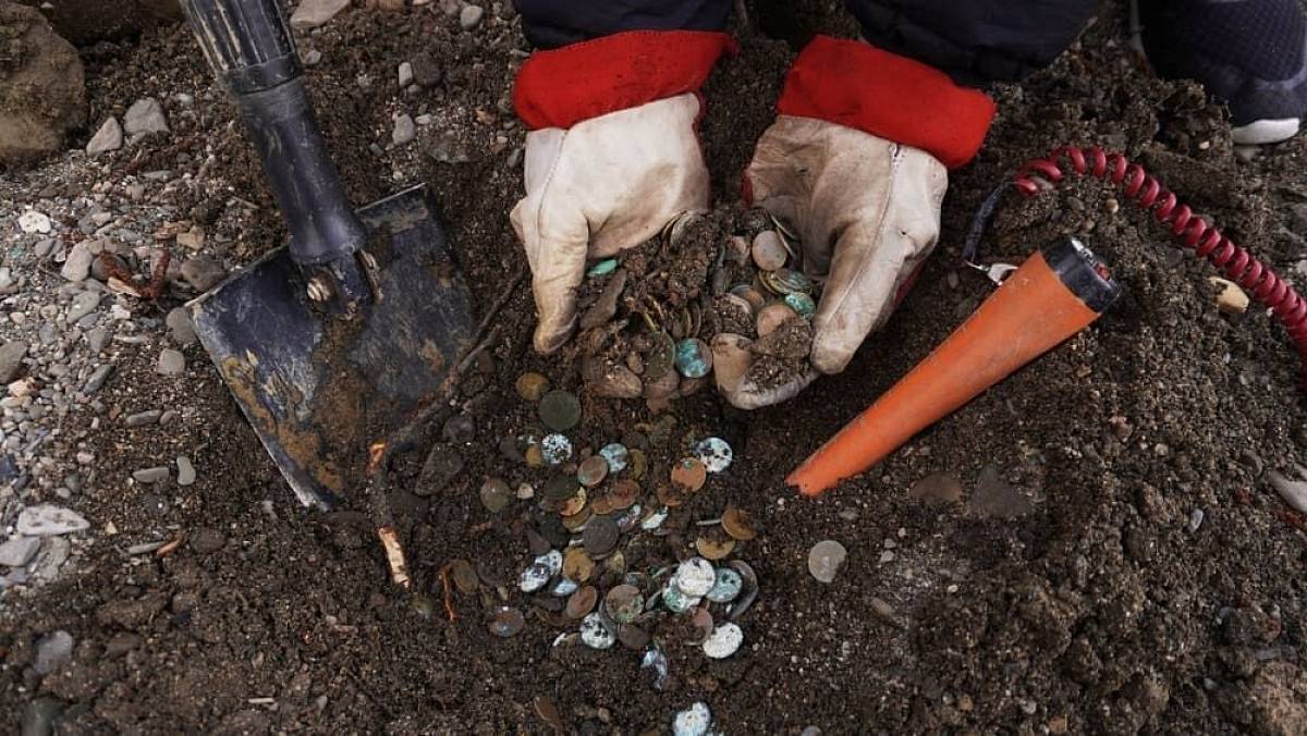 Zemědělec u Písku hrábl do země radlicí a narazil na středověký poklad nevyčíslitelné hodnoty