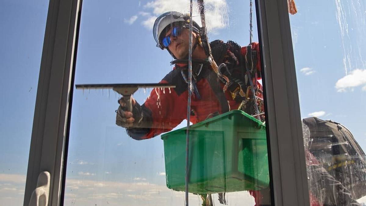 Kolik bere na hodinu umývač oken výškových budov v Praze? Suma překvapila i odborníky