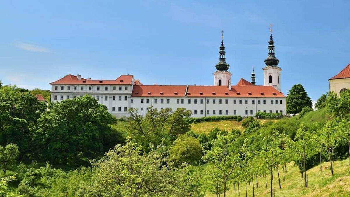 Všichni chodí na jaře na Petřín. Nedaleko ale existuje místo, ze kterého si sednete na zadek, a neznají ho ani místní