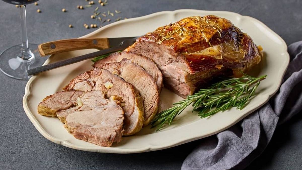 Ve 100 let staré kuchařce jsem objevila recept na pečené vepřové. Je primitivní, ale nic jej nepřekoná