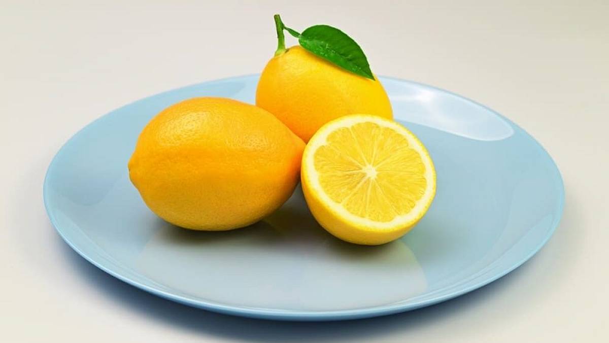Rozkrojte citron do kříže a nasypte do něj sůl. Chytrý kuchyňský trik dobývá Česko