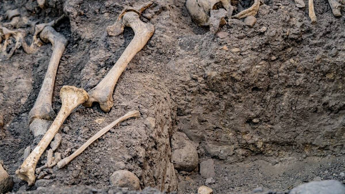 Dělníci kopali kanál a náhle jim ztuhla krev v žilách: objevili tajemství, které šokovalo i nejzkušenější archeology