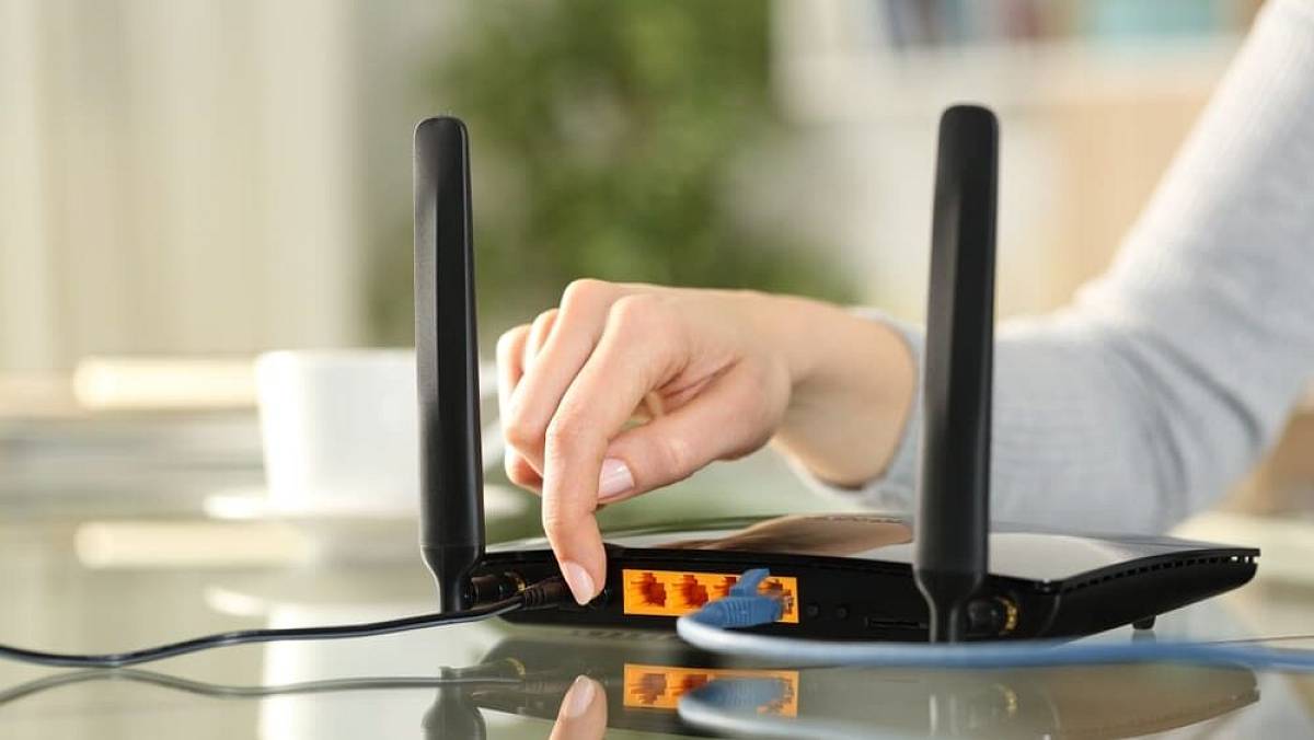 Co se skutečně stane, když položíte minci na Wi-Fi router? Toto je stanovisko odborníků