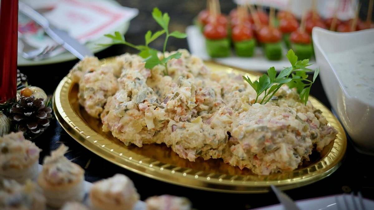 Vyšťourali jsme recept na původní vlašský salát podle ČSN z 80. let. Tento recept je nepřekonatelný