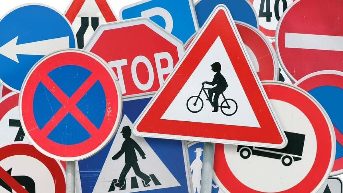 Za porušení této nenápadné značky hrozí 30 000 Kč. Netýká se jen řidičů, ale úplně všech