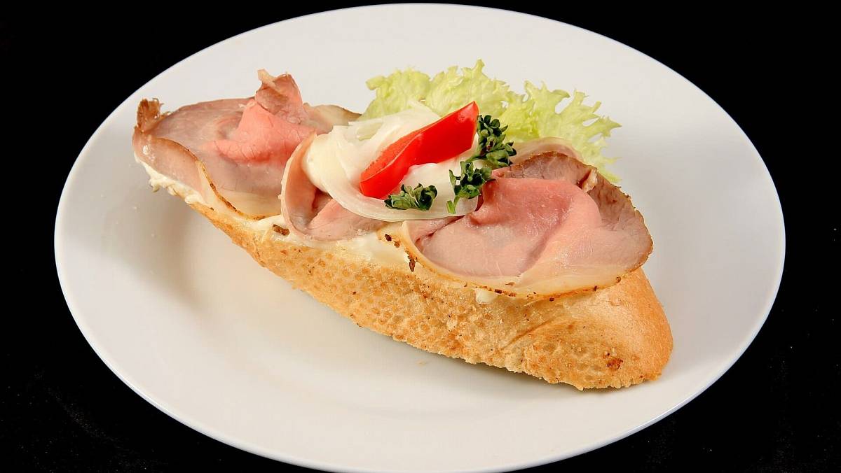 Jak správně poskládat šunku a sýr na chlebíček. Takhle to dělaly naše maminky i babičky a výsledek byl božský