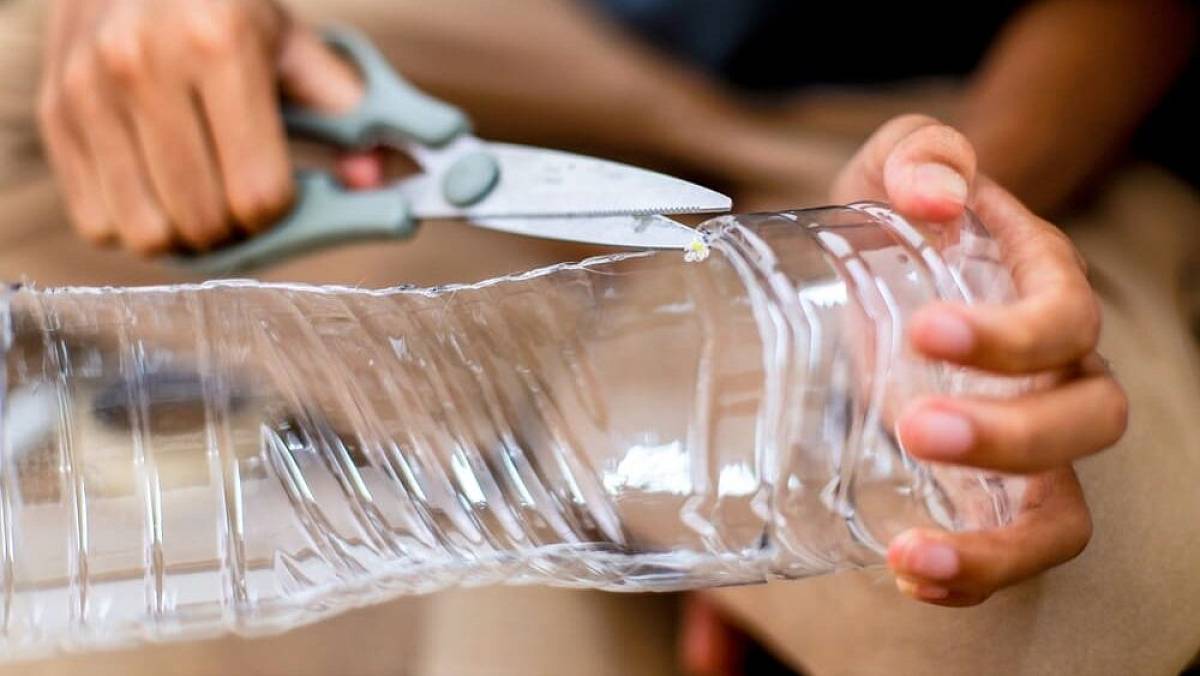 Vzala plastovou láhev a proměnila ji v něco nádherného. Tohle se hodí doma každému