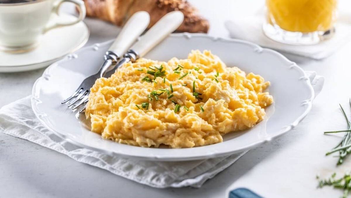 Míchaná vajíčka podle Pohlreicha. Přidává do nich jednu divnou věc