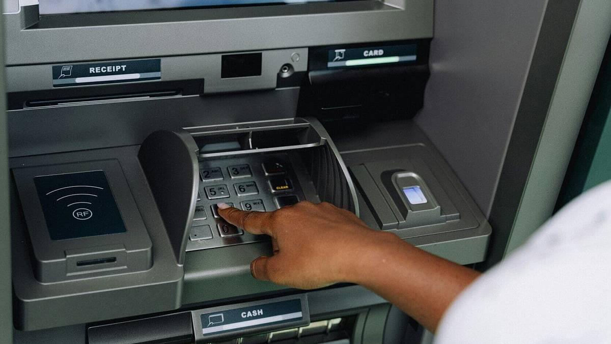 K čemu slouží prázdná tlačítka na klávesnici bankomatu? Jsou důležitá, ale 90 % Čechů to netuší