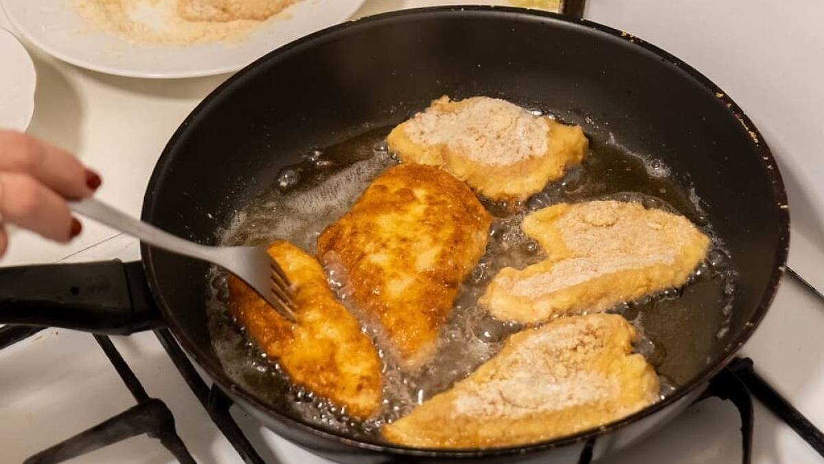 Ani sádlo, ani olej. Nejlepší tuk na smažení čehokoliv Češky téměř nepoužívají