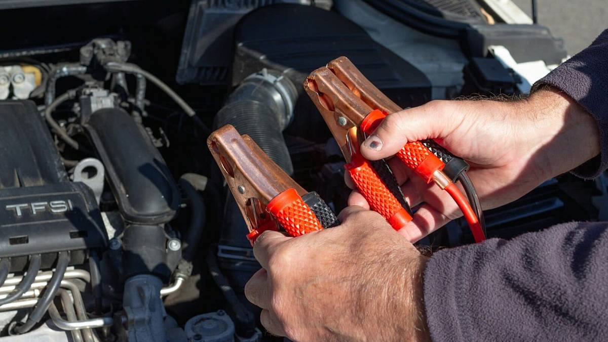 Červený nebo černý kabel jako první? Jak se vyhnout nákladným chybám při startování auta pomocí kabelů