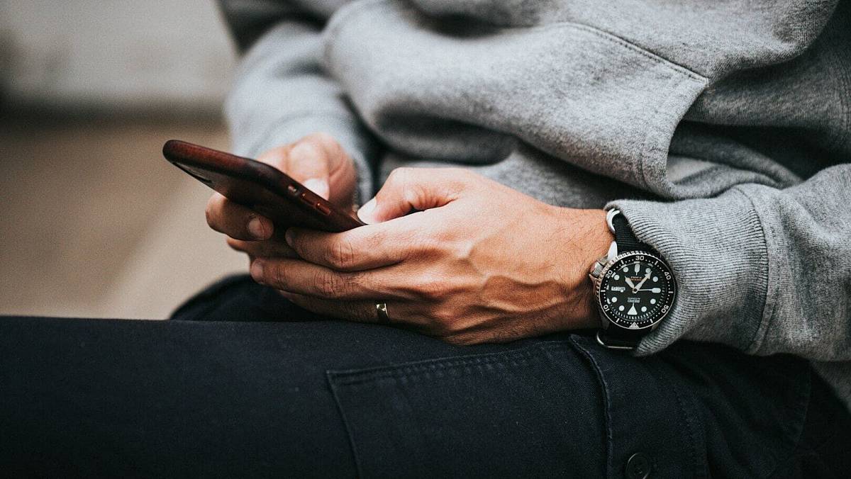 Jak z běžného mobilu udělat plnohodnotné domácí kino. Tahle vychytávka je k nezaplacení