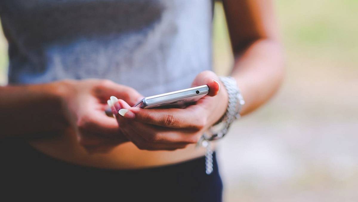 Jak zjistit, že někdo odposlouchává váš telefon