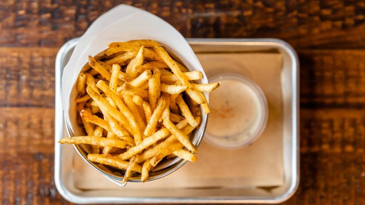 Němci připravují hranolky jinak. Jedna levná ingredience z nich udělá mnohem lepší věc