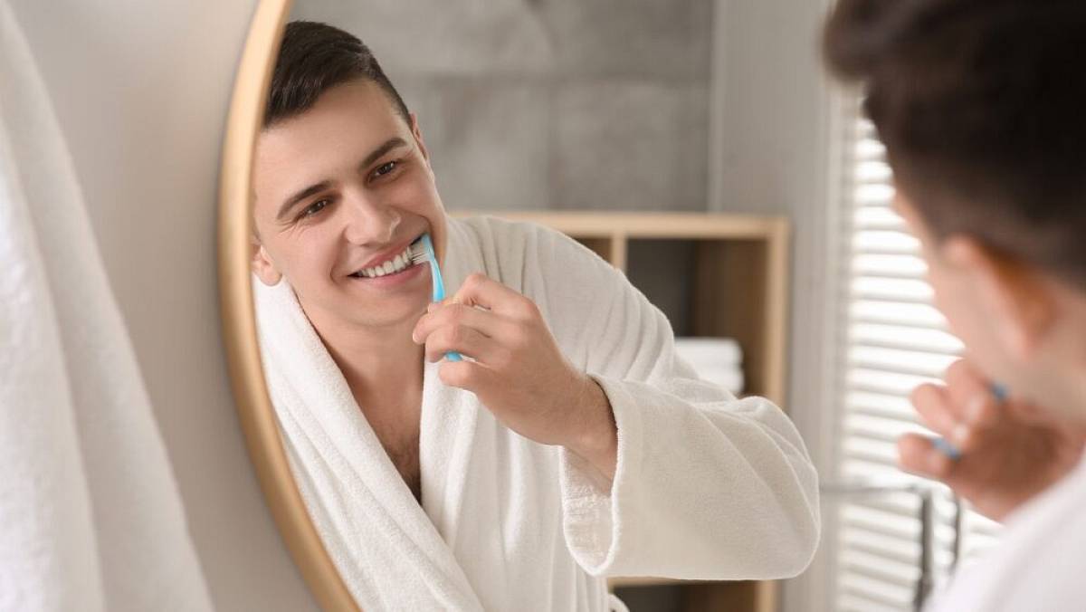 Měli byste si čistit zuby před, nebo po snídani. Odpověď dentisty překvapí