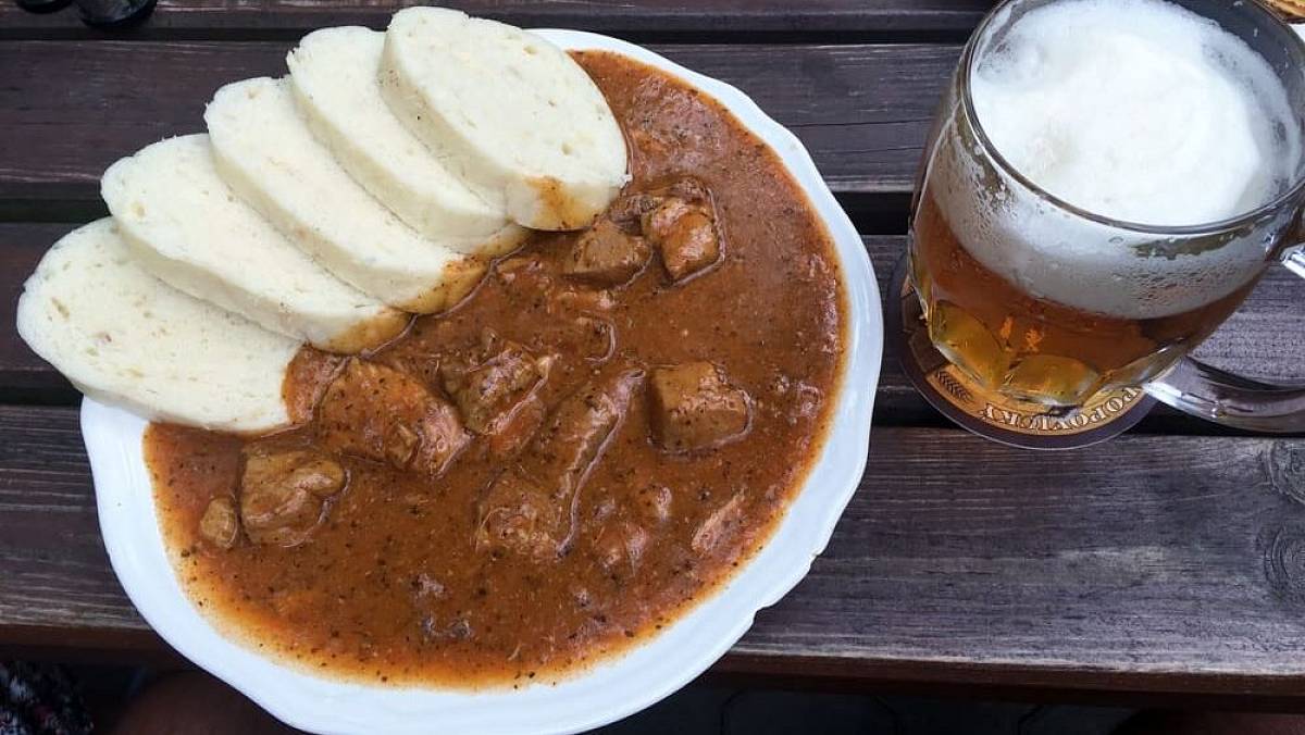 Tohle nejhorší přísada, kterou dávají Češi do guláše. Zničí chuť a udělá z něj nepoživatelnou břečku