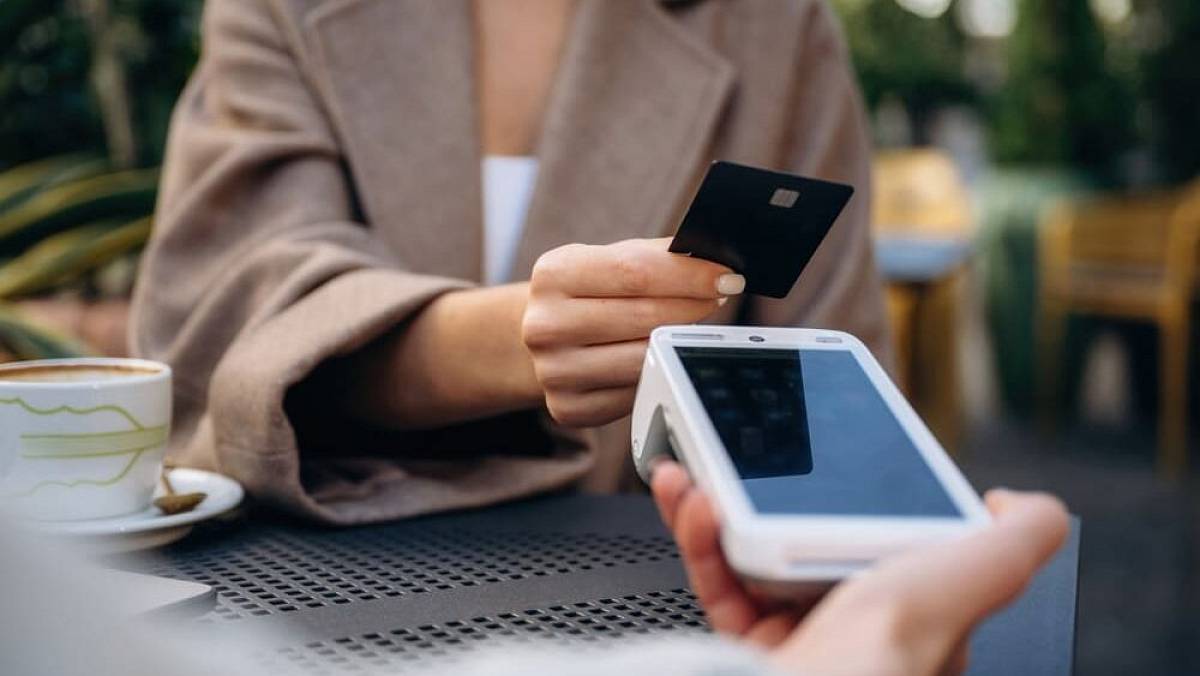 Tuto chybu udělá při placení kartou 90 % lidí a připraví se o spoustu peněz. Banky vydělávají na neznalosti pravidel