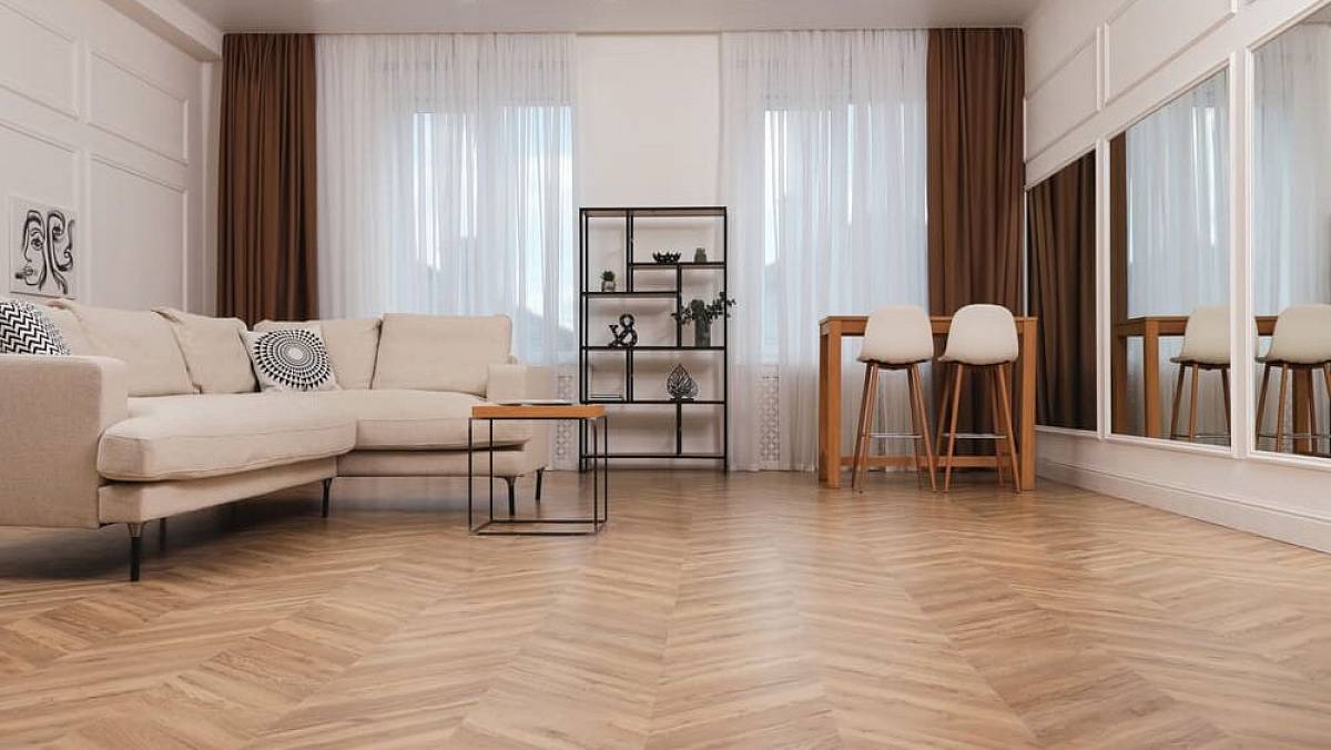 Laminát, lino i dlažba končí. Vrací se starý materiál, který v zimě hřeje a v létě chladí