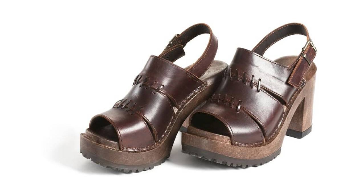 Zapomeňte na baleríny. Letošní jaro ovládne to nejlepší ze sedmdesátek. Tyto boty Českoslovanské ženy nosily s láskou