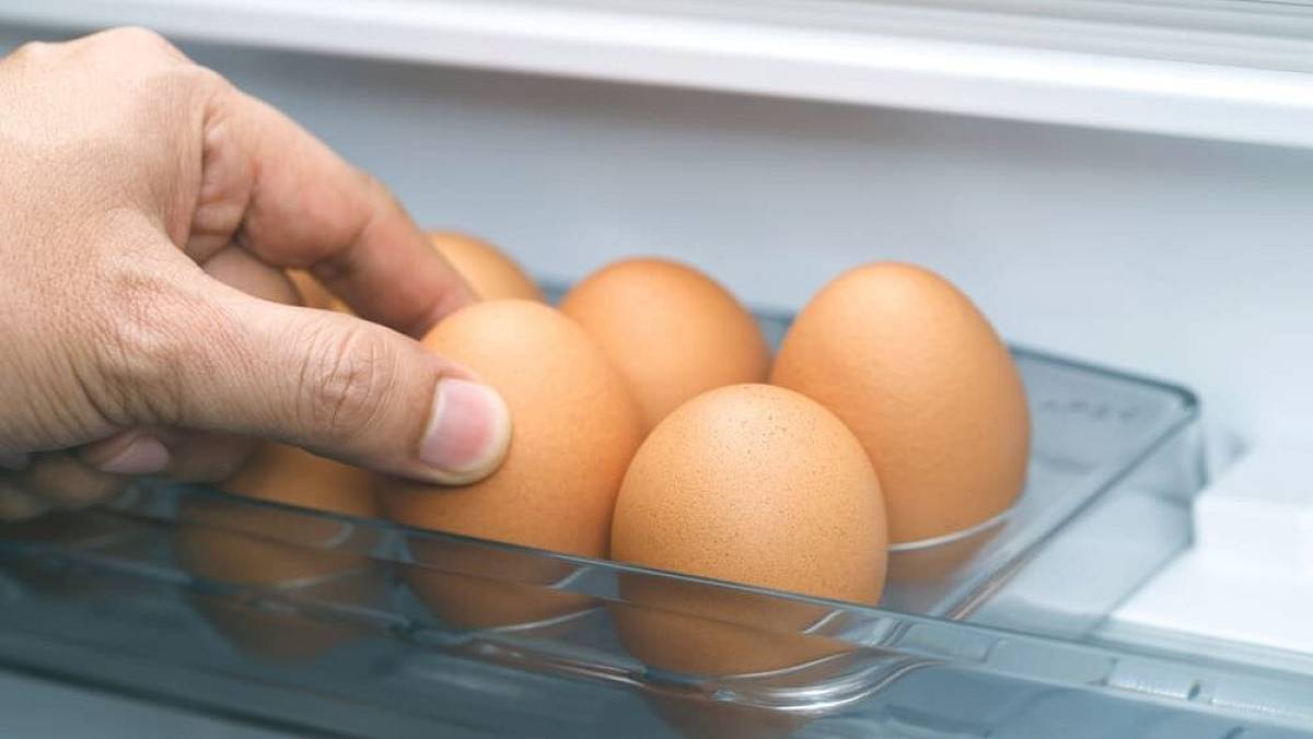 Dávat vejce do dveří lednice je špatně: Nejlepší místo pro plato vajec je úplně jiné