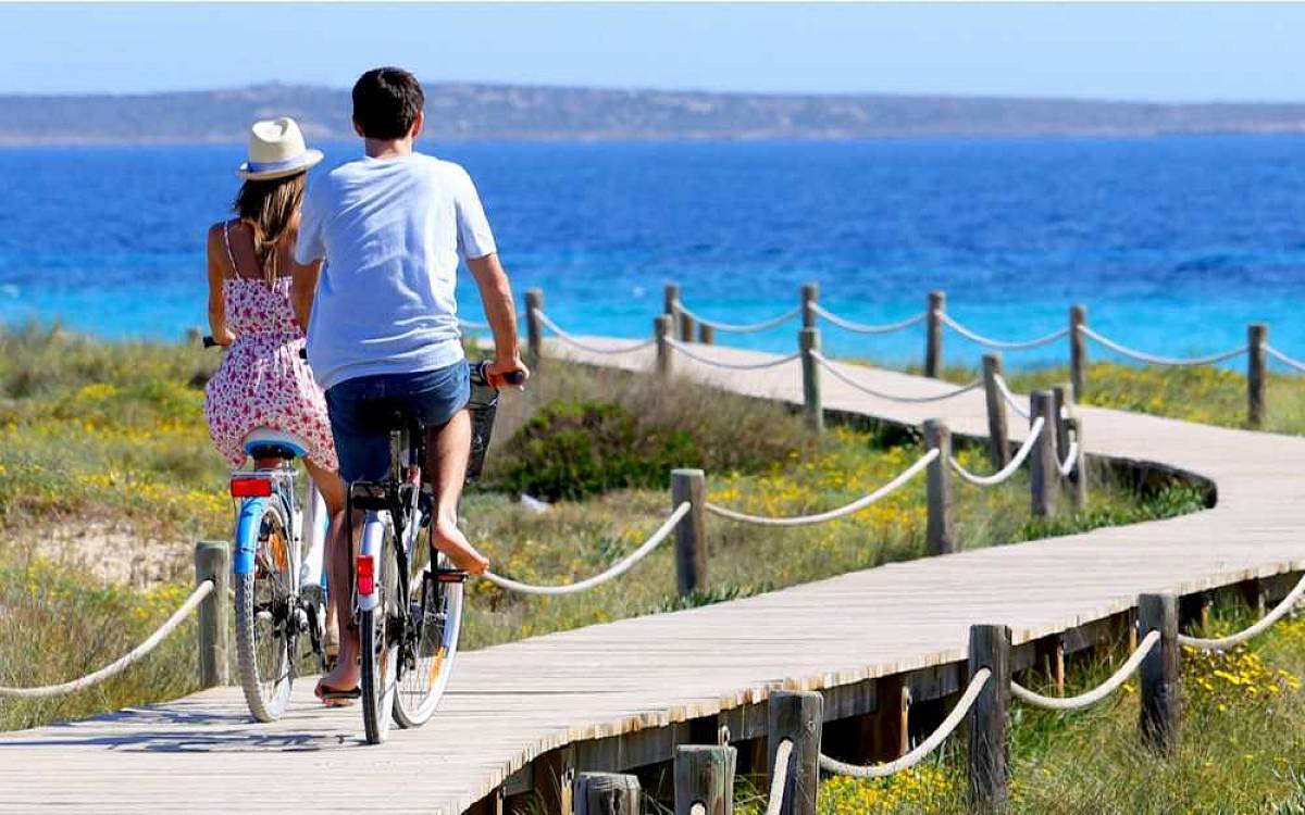 Španělská Formentera je popsaná v knize Julese Verna „Cesta sluneční soustavou“ a místní lidé si za to romanopisce považují Španělská Formentera je popsaná v knize Julese Verna „Cesta sluneční soustavou“ a místní lidé si za to romanopisce považují