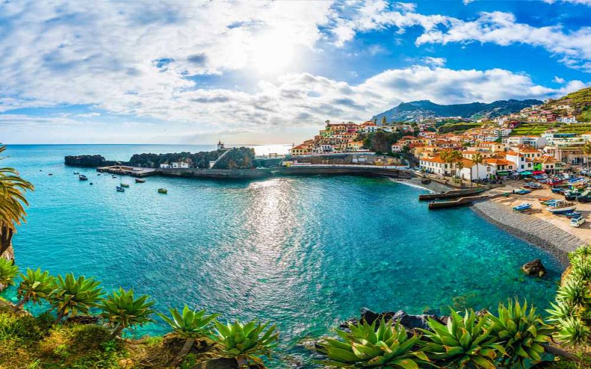 Země bez návalu turistů, se skvělou gastronomií, lahodným vínem a nádhernou přímořskou krajinou – to je Portugalsko