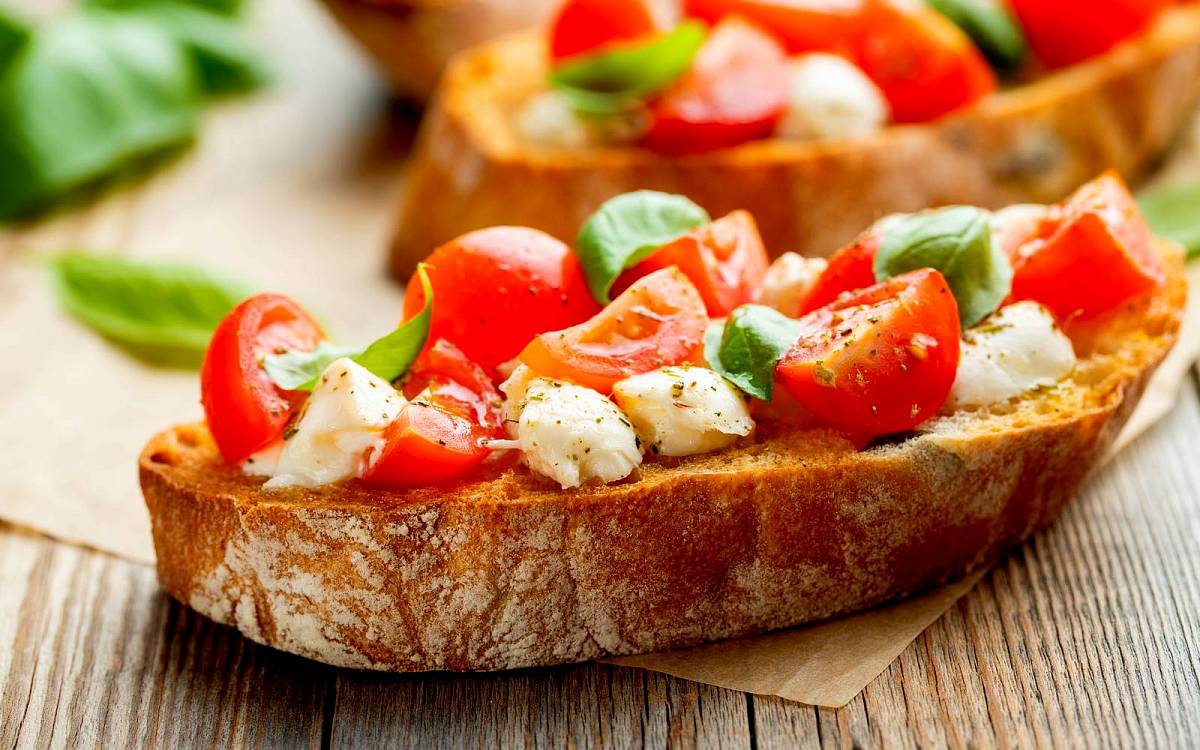 Křupavá pochoutka k vínu: Bruschetta s rajčaty a bazalkou Křupavá pochoutka k vínu: Bruschetta s rajčaty a bazalkou