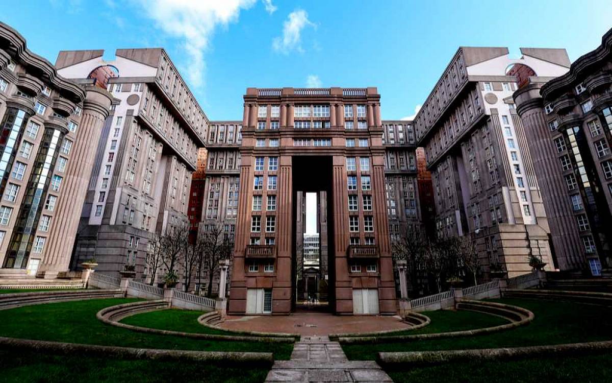 Monumentální Les Espaces d’Abraxas chátrá, francouzský sen o komunitním bydlení zůstal v troskách Monumentální Les Espaces d’Abraxas chátrá, francouzský sen o komunitním bydlení zůstal v troskách