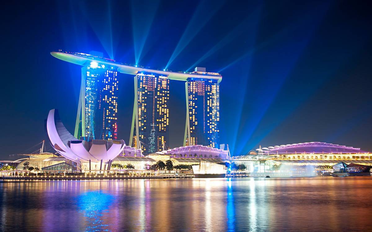 Luxusní hotel MARINA BAY SANDS: Futuristická stavba s bazénem na vrcholu budovy je jednou z nejodvážnějších staveb světa Luxusní hotel MARINA BAY SANDS: Futuristická stavba s bazénem na vrcholu budovy je jednou z nejodvážnějších staveb světa