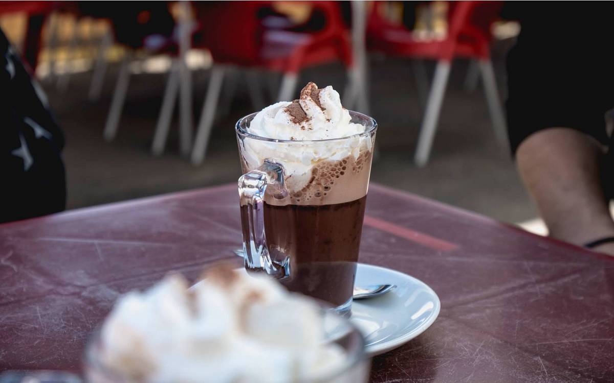 Vídeňská káva: Kdy a jak tato delikatesa spatřila světlo světa