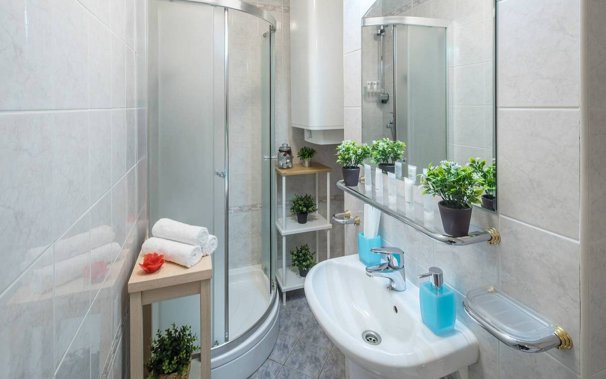 Zařízení malé koupelny: Nápady a řešení pro malé prostory