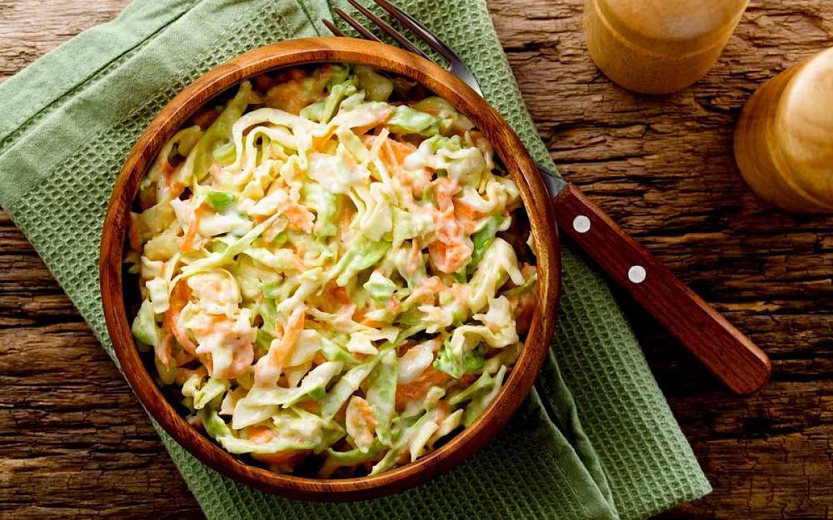 Jak na skvělý salát Coleslaw. Recept, který vás nadchne Jak na skvělý salát Coleslaw. Recept, který vás nadchne